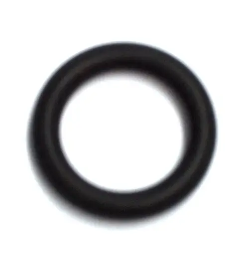 Schwarzer Gummi-O-Ring auf weißem Hintergrund, verwendet in Daikin-Anwendungen. Der Ring hat eine runde Form und eine gleichmäßige Oberfläche.